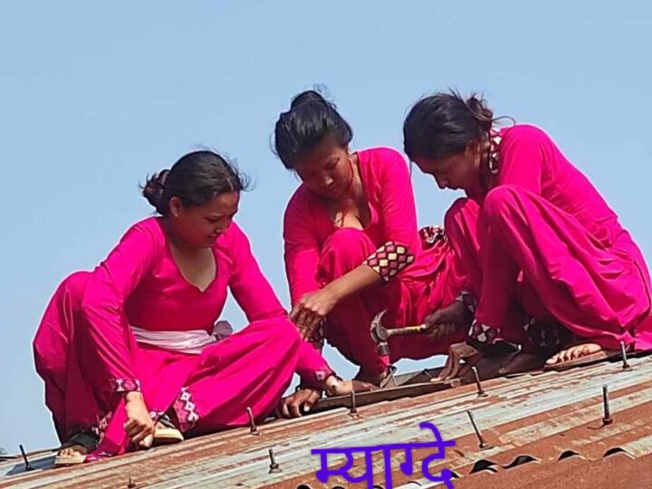 बिद्यालयकाे छाना उडाएपछि बन्दिपुरका मेडमहरू आफै छानाे छाउँदै