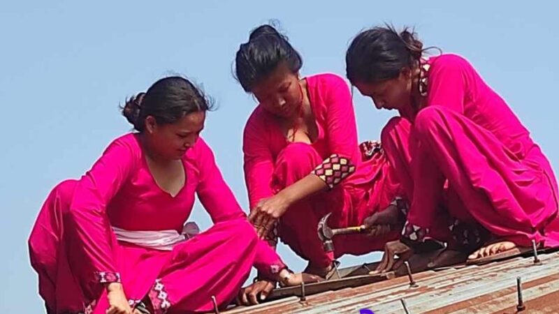 बिद्यालयकाे छाना उडाएपछि बन्दिपुरका मेडमहरू आफै छानाे छाउँदै