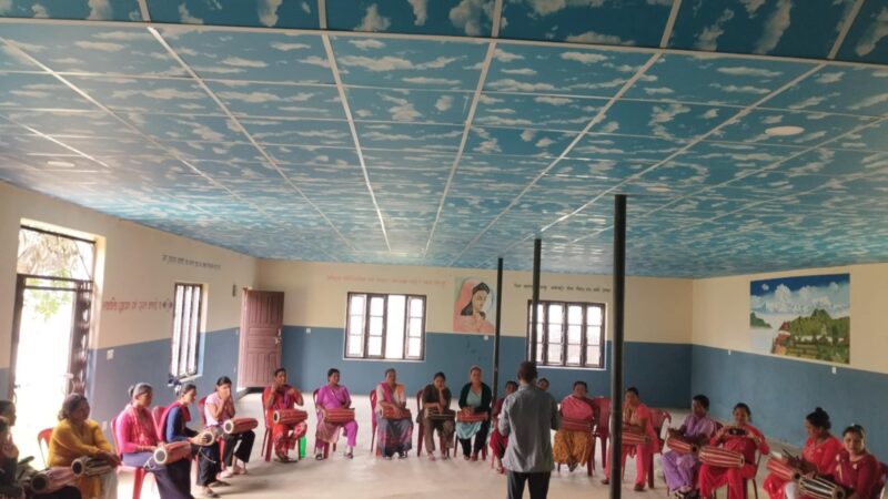 म्याग्देका महिलालाइ मादल बजाउने तालिम