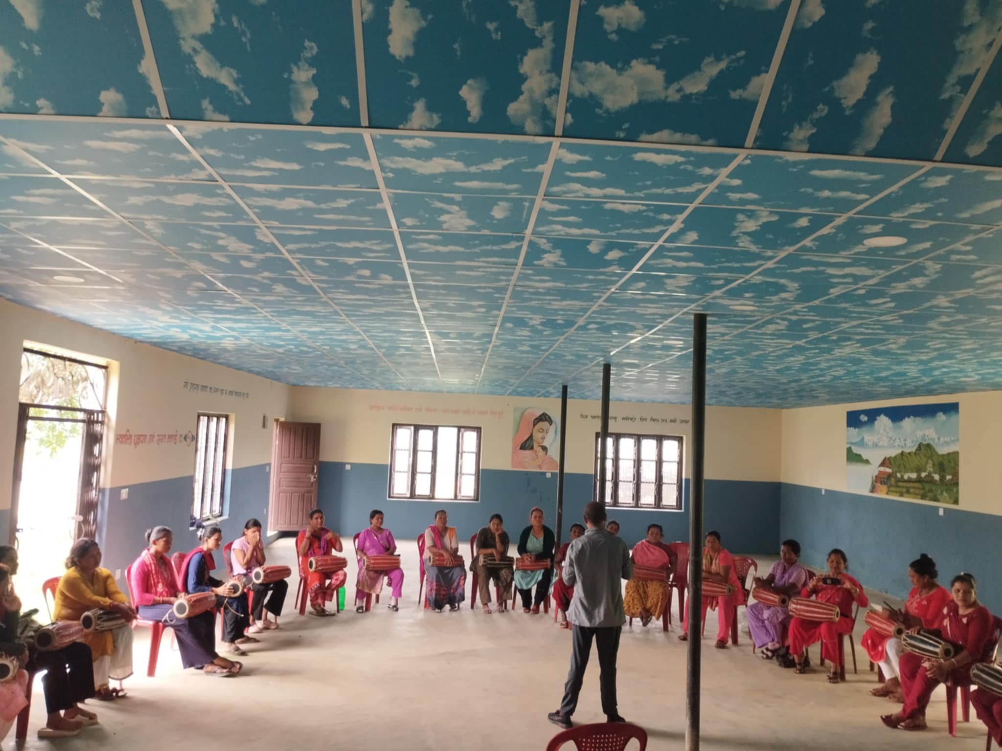 म्याग्देका महिलालाइ मादल बजाउने तालिम