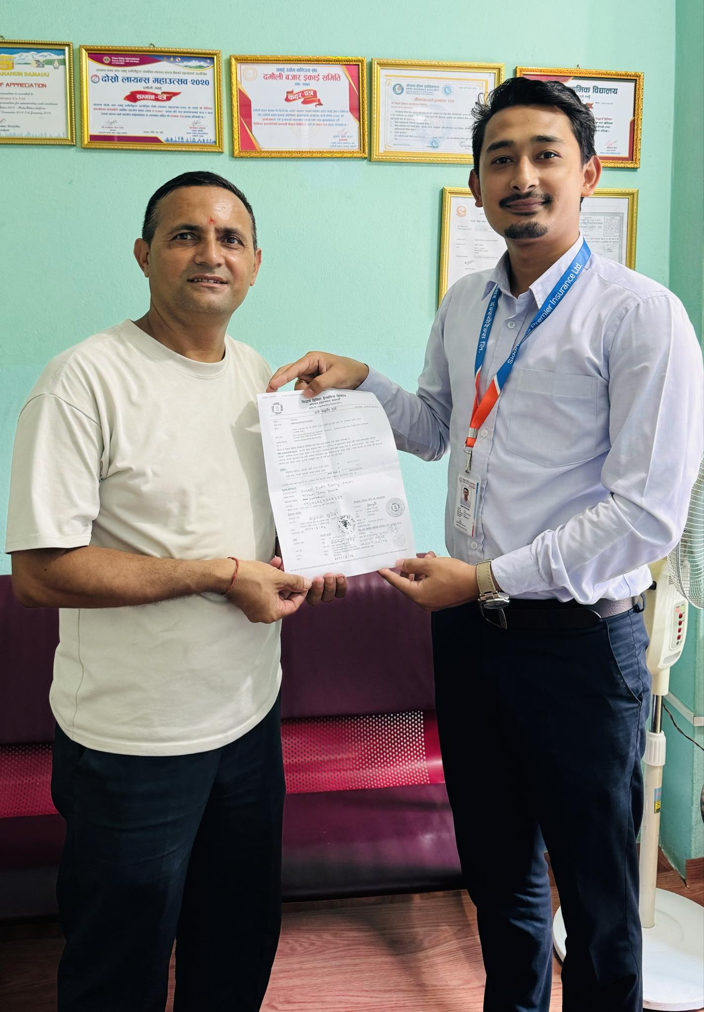 आगलागी पीडितलाई सिद्धार्थ प्रिमियर इन्स्योरेन्सद्वारा बीमा रकम हस्तान्तरण