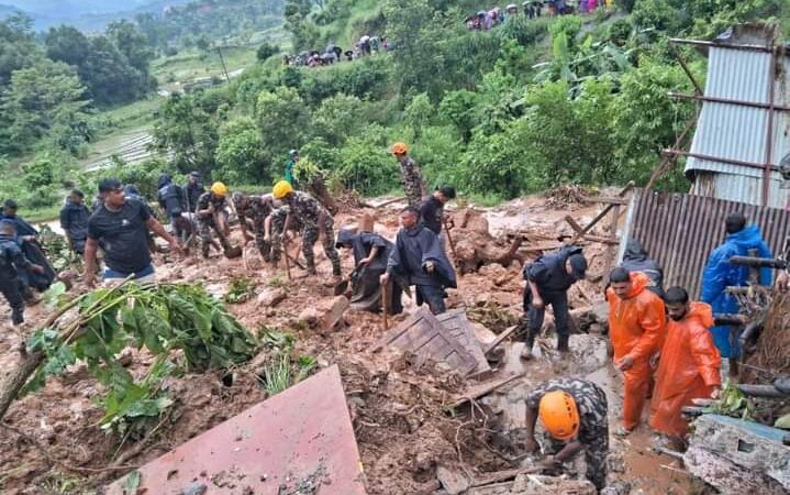 तनहुँमा पहिरोमा परी बेपत्ता भण्डारी , बास्तोला र नेपालीको खाेजी जारी
