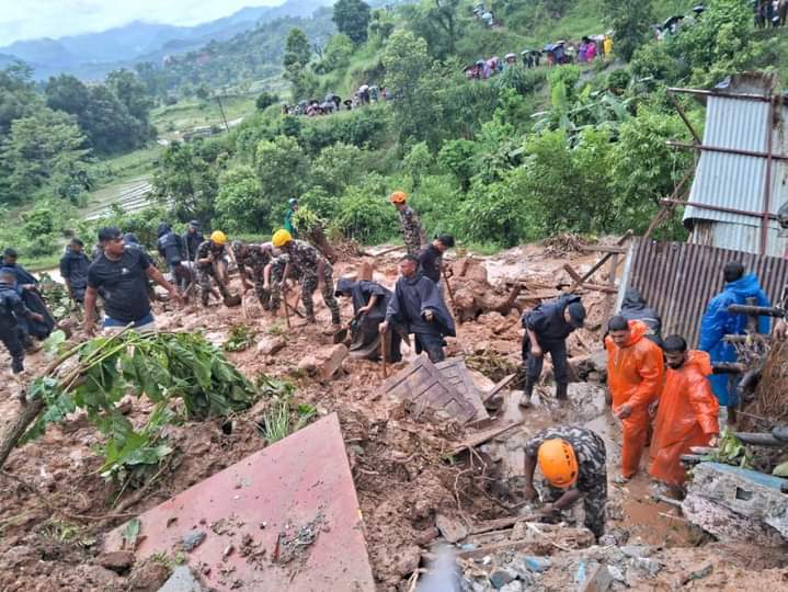 तनहुँमा पहिरोमा परी बेपत्ता भण्डारी , बास्तोला र नेपालीको खाेजी जारी