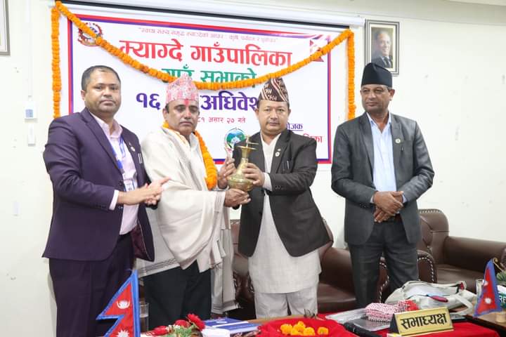 खनालकाे बिदाइमा जनप्रतिनिधि र कर्मचारी भावविह्वल