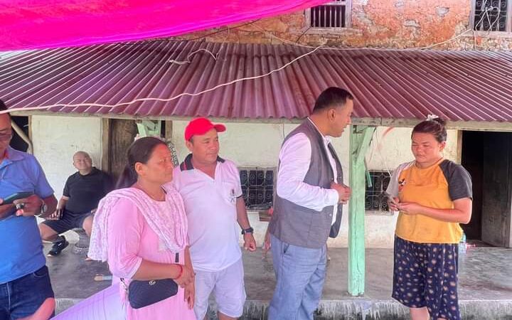 ढुंगाले लागेर निधन भएका पुलामीकाे परिवारलाई ऋषिङ काे ५० हजार सहयोग