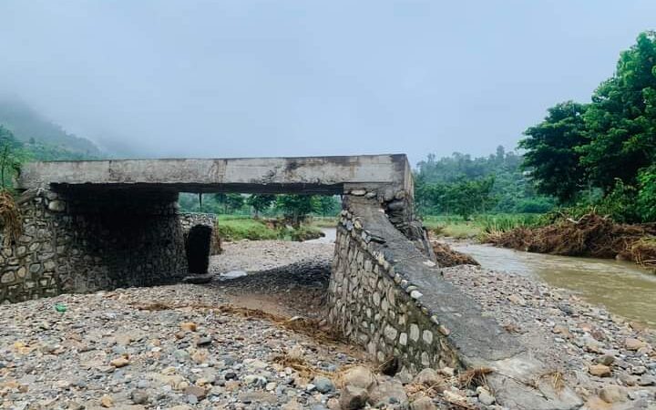 बाढीले ब्यास ११ र १२ जाेड्ने पुल भत्कायाे
