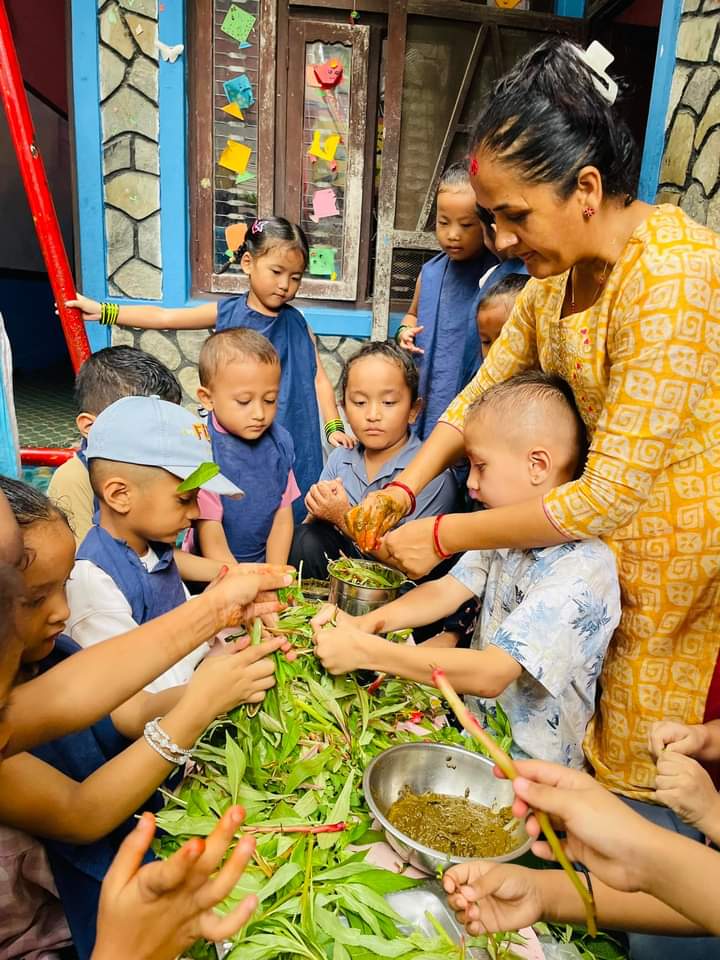 बालबालिकालाई संस्कार र संस्कृति सिकाउँदै आइसाेगाइ
