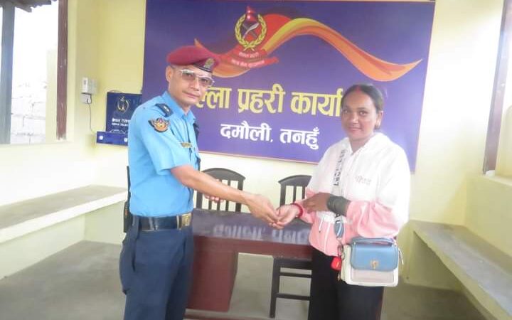बस चालकले भेट्टाएकाे सुनको सिक्री सम्बन्धित धनीलाई बुझाइयाे