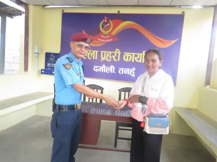 बस चालकले भेट्टाएकाे सुनको सिक्री सम्बन्धित धनीलाई बुझाइयाे