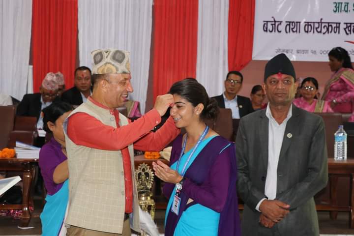 म्याग्दे गाउँपालिकाले गर्याे उत्कृष्ट ५ कर्मचारीलाई सम्मान