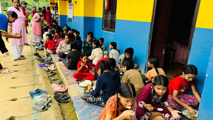 लियो क्लव अफ तनहुँकाे समताका बिद्यार्थी सँग खिर खाने कार्यक्रम