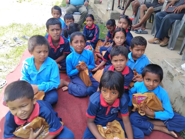 लायन्स भानुभक्त द्वारा कुलज्याेतिका विद्यार्थीलाई शैक्षिक सामाग्री हस्तान्तरण