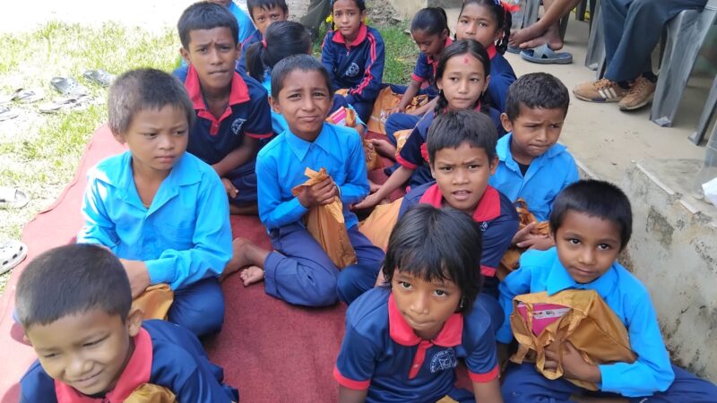 लायन्स भानुभक्त द्वारा कुलज्याेतिका विद्यार्थीलाई शैक्षिक सामाग्री हस्तान्तरण