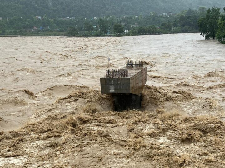 ३२ करोडको झापुटारकाे निर्माणाधीन पुललाइ पानीले ढाकेपछि..