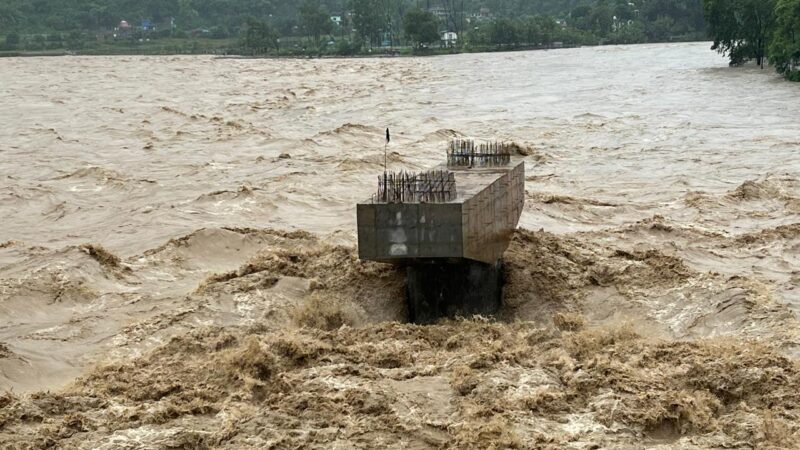 ३२ करोडको झापुटारकाे निर्माणाधीन पुललाइ पानीले ढाकेपछि..