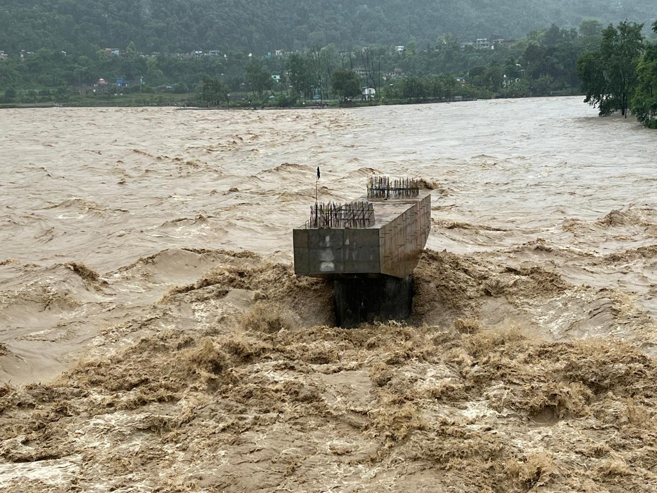 ३२ करोडको झापुटारकाे निर्माणाधीन पुललाइ पानीले ढाकेपछि..
