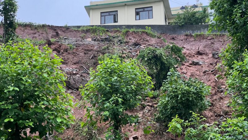 सत्यवती स्कुल पछाडि पहिरो जाँदा १८ लाखको क्षति
