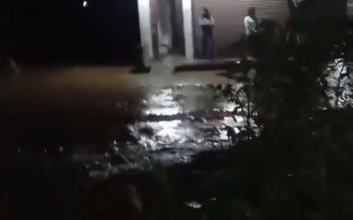 बुल्दि खाेला सिमलटारकाे घरहरूमा पसेपछि मानिसको भागाभाग