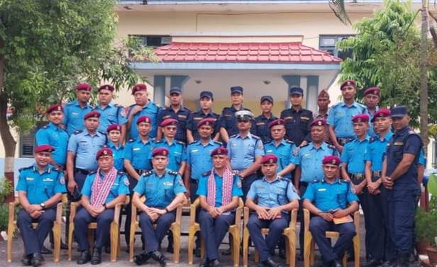 प्रहरी निरीक्षकमा बढुवा भएका पाैडेल र रानालाइ दर्ज्यानी चिन्ह