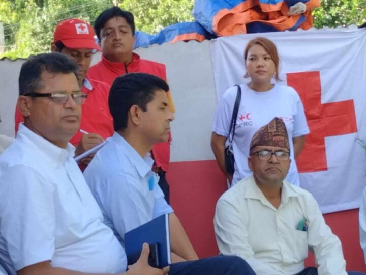 पहिरोमा परेका परिवारलाई रेडक्रसकाे राहत सामाग्री !
