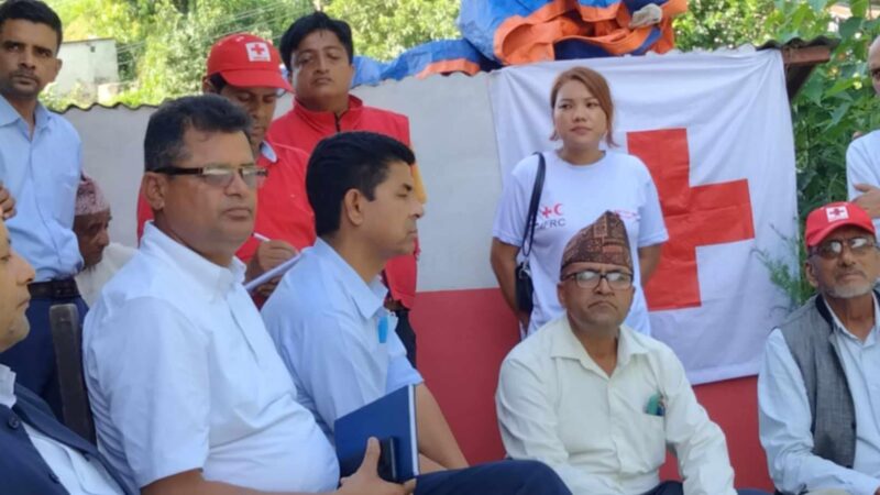 पहिरोमा परेका परिवारलाई रेडक्रसकाे राहत सामाग्री !