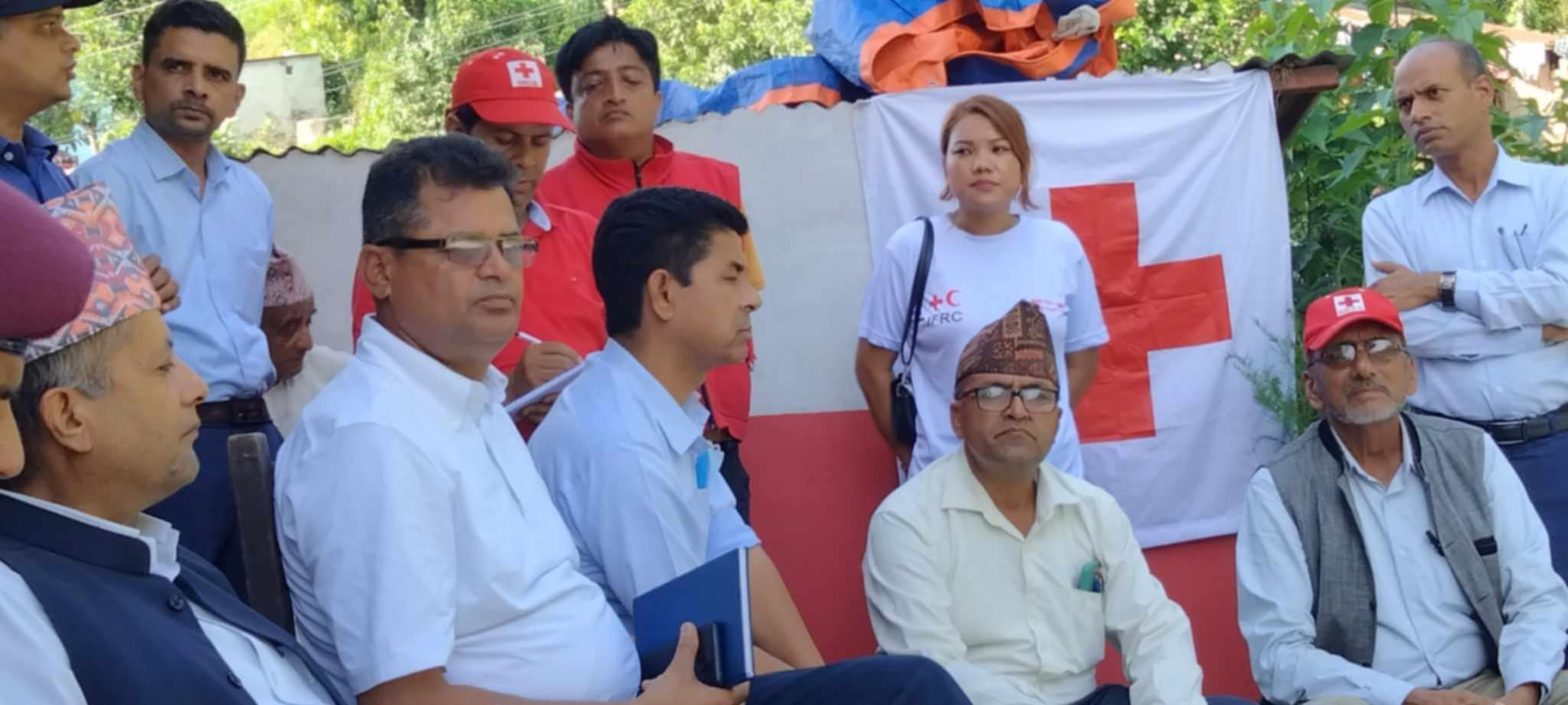 पहिरोमा परेका परिवारलाई रेडक्रसकाे राहत सामाग्री !