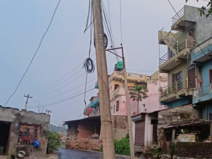 तनहुँकाे बिकास — सडकको बिचमा बिजुलीको पाेल !