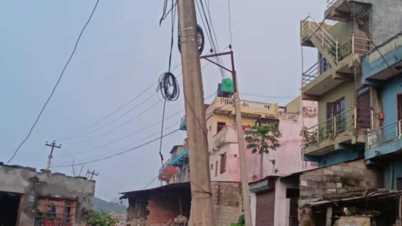 तनहुँकाे बिकास — सडकको बिचमा बिजुलीको पाेल !