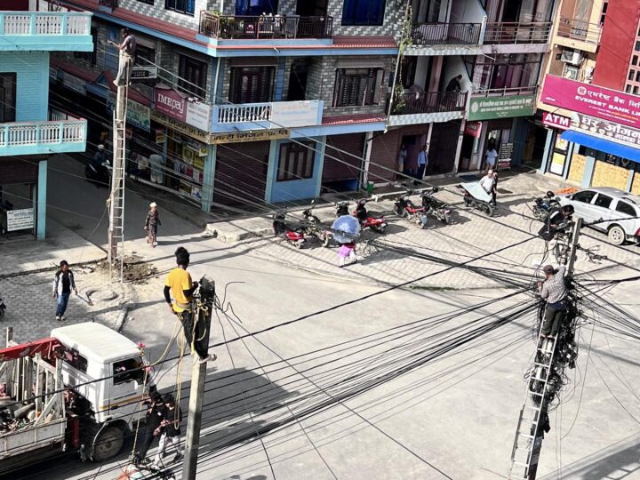 सडकमा भएकाे ४० वर्ष पुरानो बिजुलीको पाेल व्यास २ ले हटायाे
