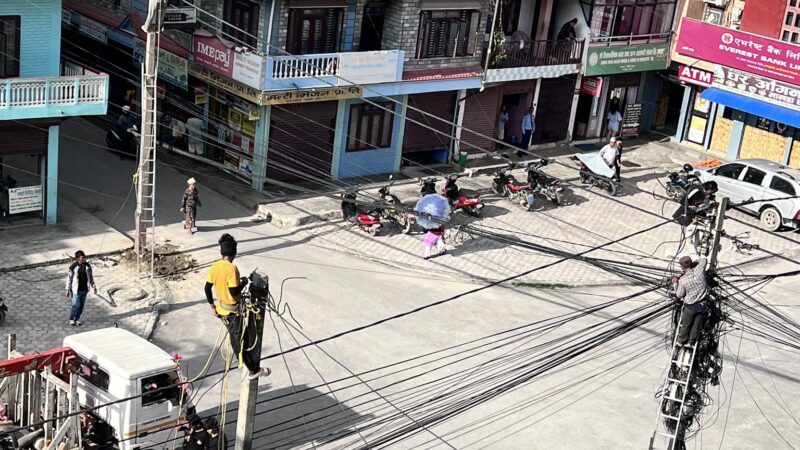 सडकमा भएकाे ४० वर्ष पुरानो बिजुलीको पाेल व्यास २ ले हटायाे