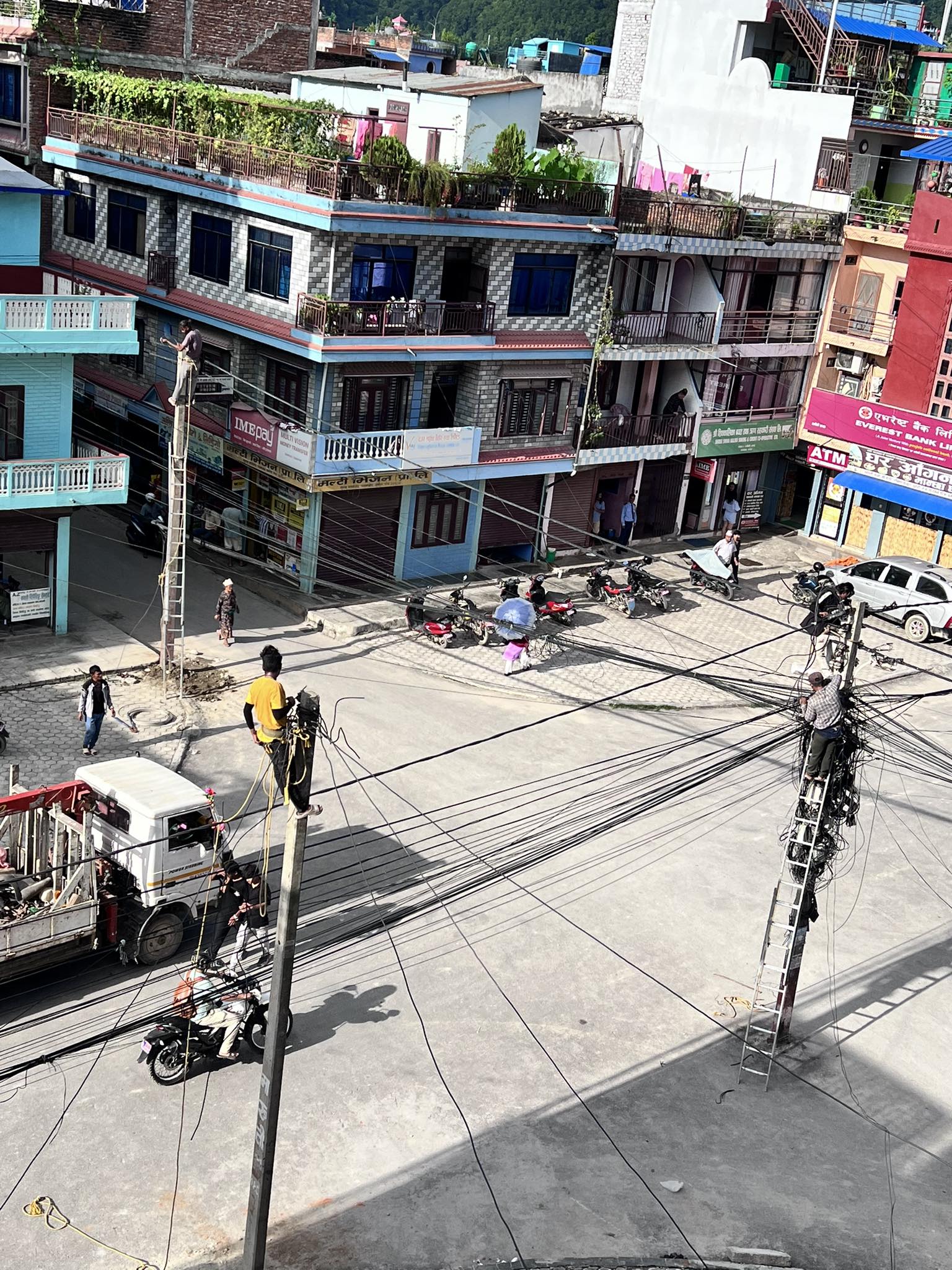 सडकमा भएकाे ४० वर्ष पुरानो बिजुलीको पाेल व्यास २ ले हटायाे