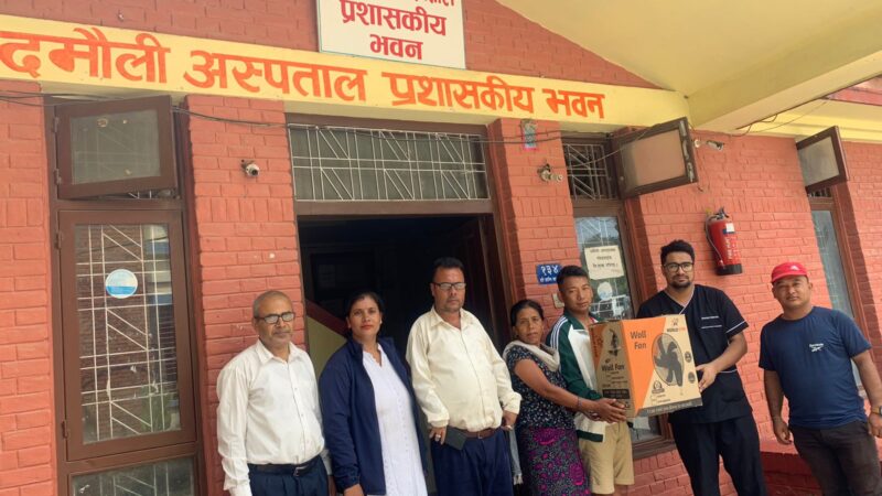 छोरी खुस्बुको स्मृतीमा आमा मन कुमारी द्वारा दमौली अस्पताललाई पंखा हस्तान्तरण