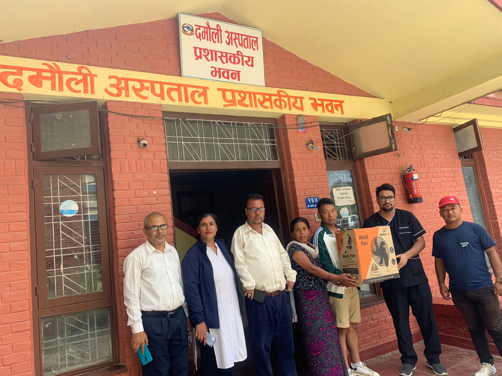 छोरी खुस्बुको स्मृतीमा आमा मन कुमारी द्वारा दमौली अस्पताललाई पंखा हस्तान्तरण