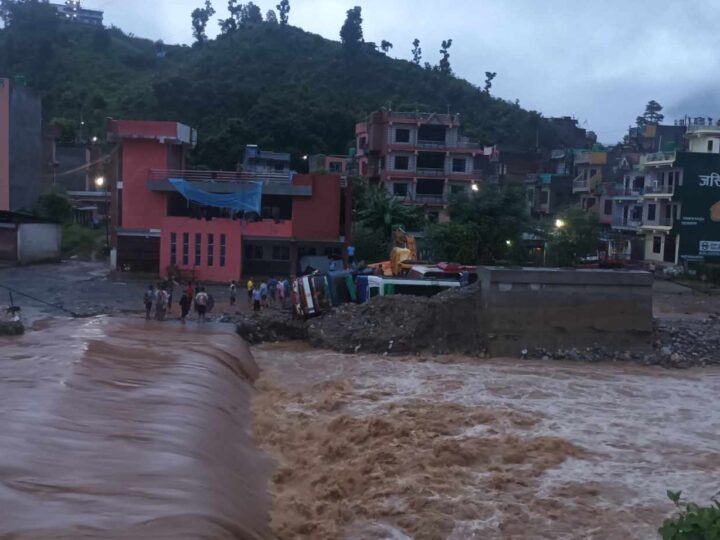 बसपार्कमा पार्किङ गरिरहेका दुईवटा बसलाई बुल्दि खाेलाले पल्टायाे