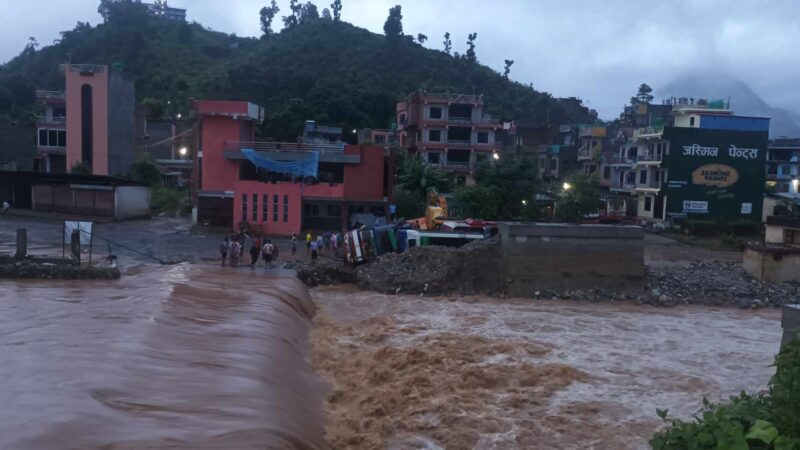 बसपार्कमा पार्किङ गरिरहेका दुईवटा बसलाई बुल्दि खाेलाले पल्टायाे