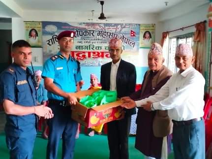 डिएसपी दिपकले बाँडे जेष्ठ नागरिक तथा बिरामीलाई फलफूल !