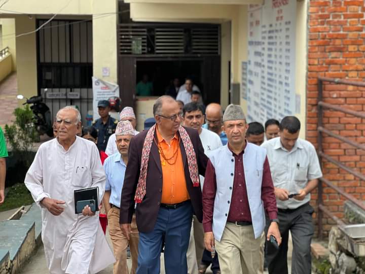 सांसद भण्डारीद्धारा दमौली अस्पतालको निरिक्षण,ल्याबका सामाग्री हस्तान्तरण
