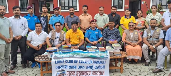 लायन्स क्लव दमाैली द्वारा कारागारमा पुस्तक सहयोग