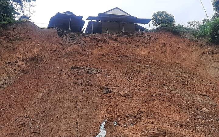 सडक र बिद्धुतकाे लापरबाहीले घर पहिरोमा पर्दापनि रानाभाटले पाएनन् क्षतिपूर्ति