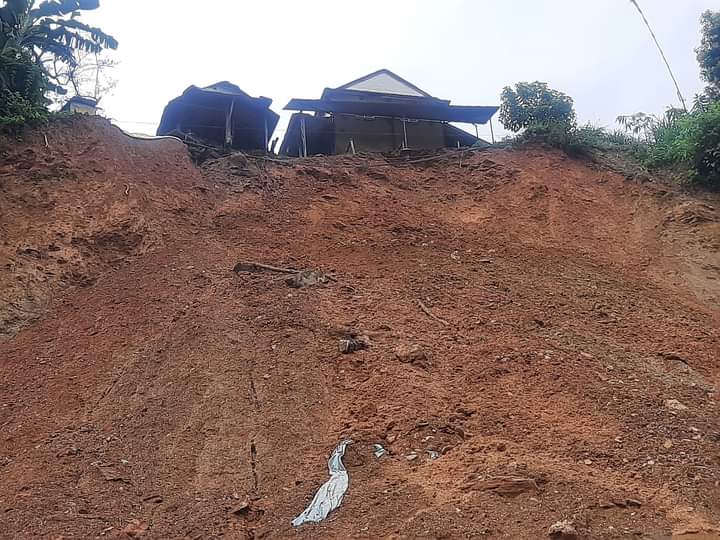 सडक र बिद्धुतकाे लापरबाहीले घर पहिरोमा पर्दापनि रानाभाटले पाएनन् क्षतिपूर्ति