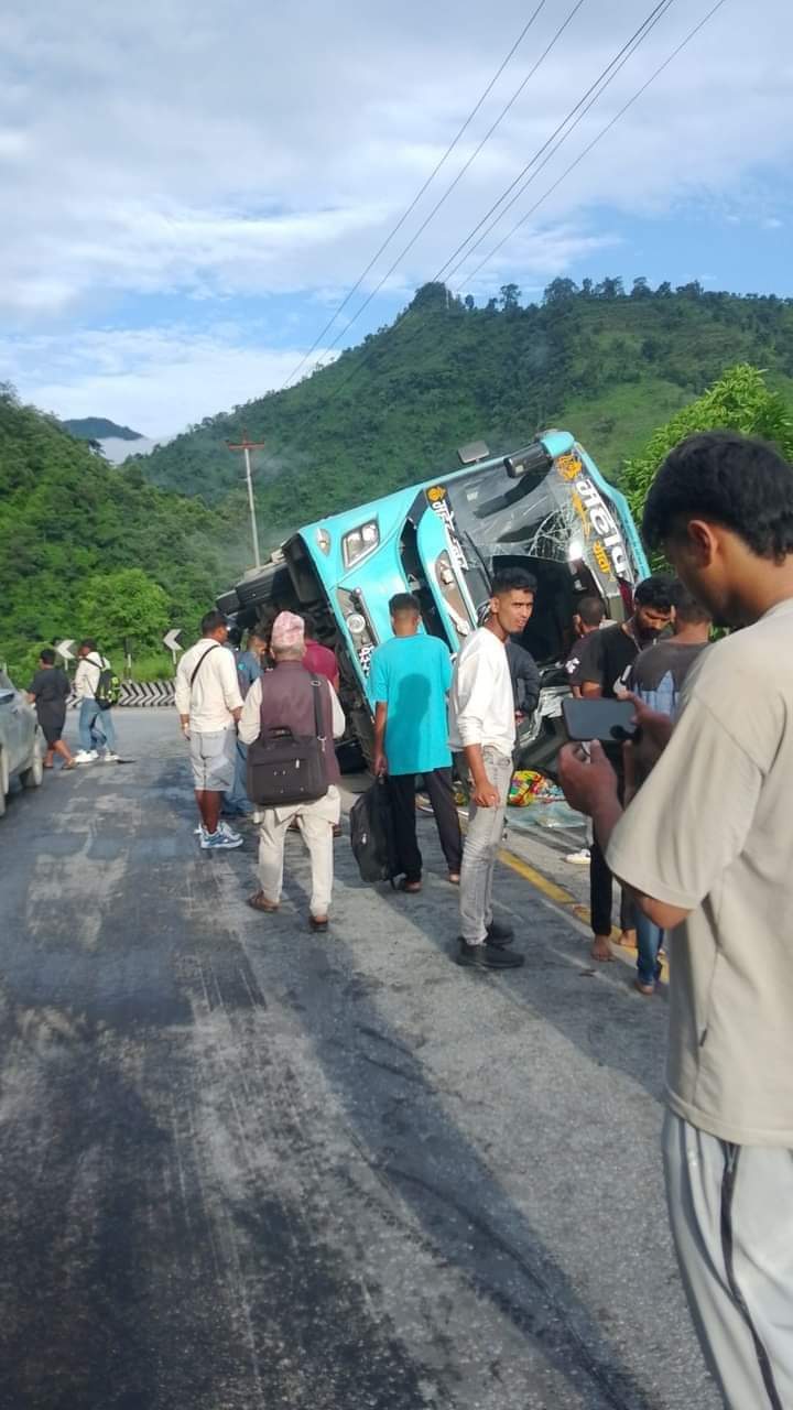 काठमाडौं जाँदै गरेको बस घुमाउनेमा दुर्घटना हुँदा १५ जना घाइते