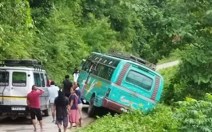छाब्दी जाँदै गरेको बस ठुलो दुर्घटनाबाट जोगियो