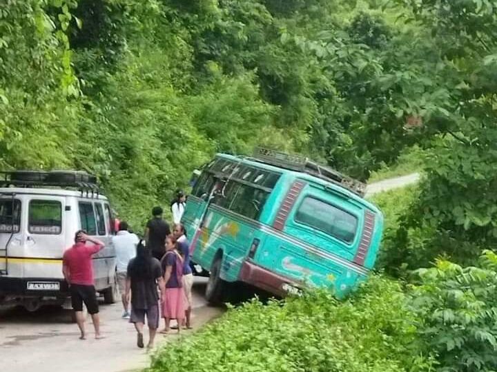 छाब्दी जाँदै गरेको बस ठुलो दुर्घटनाबाट जोगियो