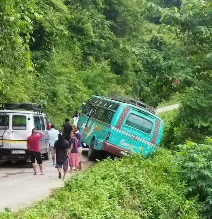 छाब्दी जाँदै गरेको बस ठुलो दुर्घटनाबाट जोगियो