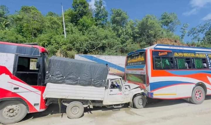 तनहुँमा ६ वटा सवारी साधन ठोक्किँदा ४ जना घाईते