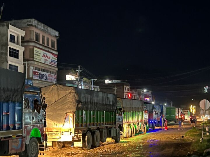 घाँसीकुवामा खसेको डाँडाे भाेली मात्रै हटाइने , ठुला गाडी ठप्प , साना गाडीलाई बैकल्पिक मार्ग