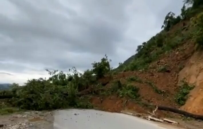 पहिरोले डाँडै खस्दा पृथ्वीराजमार्गकाे घाँसीकुवामा बाटो बन्द