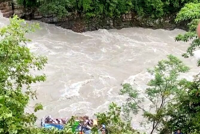 आँबुखैरेनीस्थित ऐना पहराबाट मस्र्याङदी नदीमा यात्रु बाहक बस खस्याे