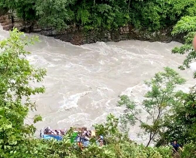 आँबुखैरेनीस्थित ऐना पहराबाट मस्र्याङदी नदीमा यात्रु बाहक बस खस्याे