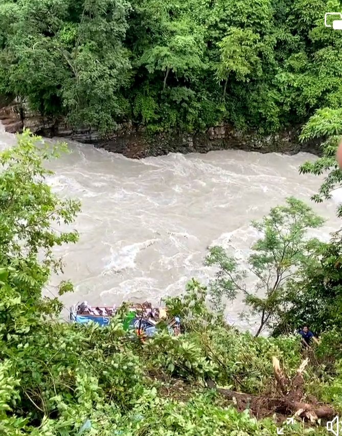 आँबुखैरेनीस्थित ऐना पहराबाट मस्र्याङदी नदीमा यात्रु बाहक बस खस्याे